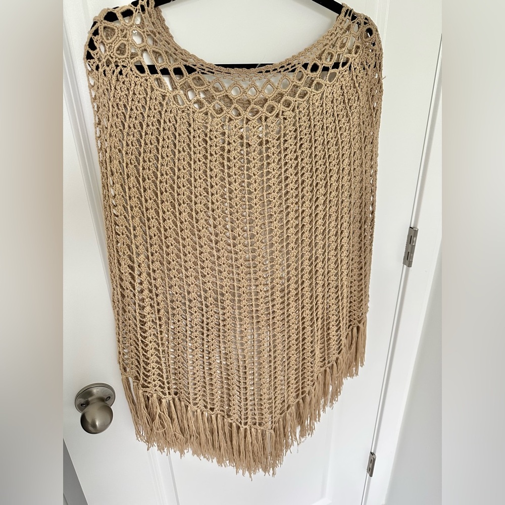 Loose knit shawl/poncho in beige. - Picture 2 of 3